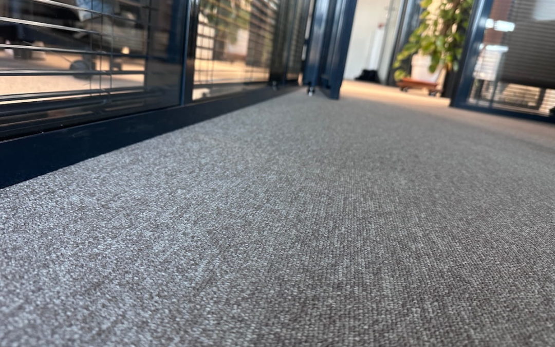 Shampouinage de Moquette dans des Bureaux et Open Spaces