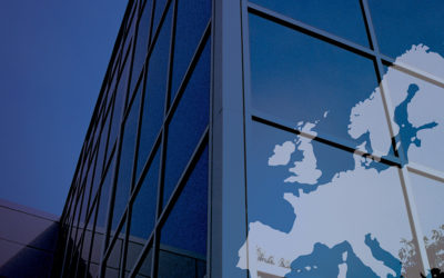 Nettoyage professionnel des façades dans une usine industrielle